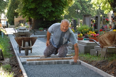 Obrázek galerie nový chodník na hřbitově