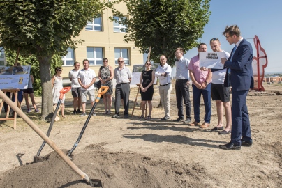 Začala stavba školy - předání cedule "Stavba povolena"