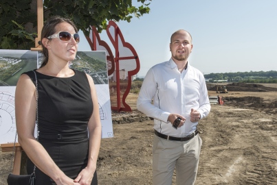 Začala stavba školy - sázení lípy