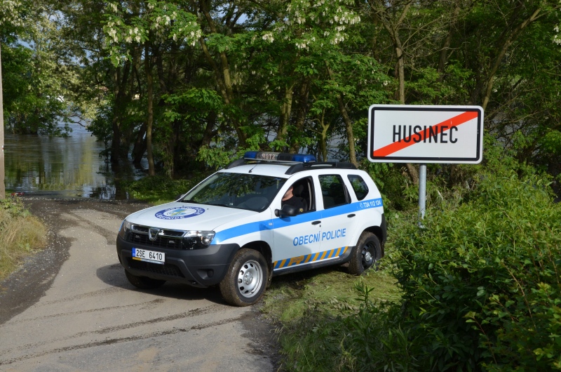 Strážníci pomáhají v Husinci
